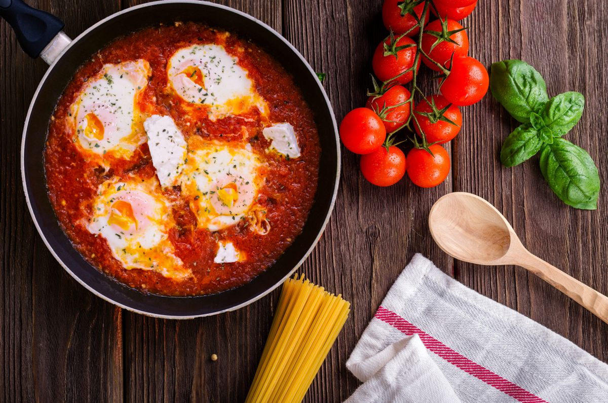 Cozinheira preparando refeição na bancada