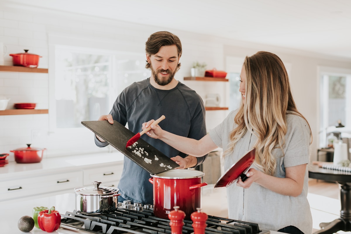 Cozinha doméstica organizada e funcional