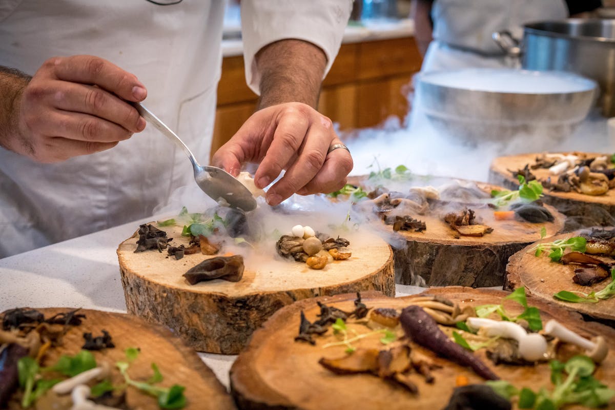 Equipe cozinhando juntos em ambiente doméstico