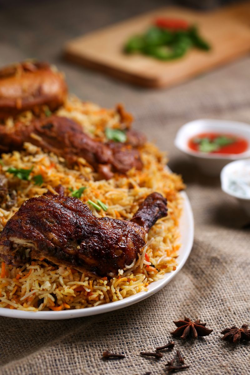 Arroz aromático servido com frango assado