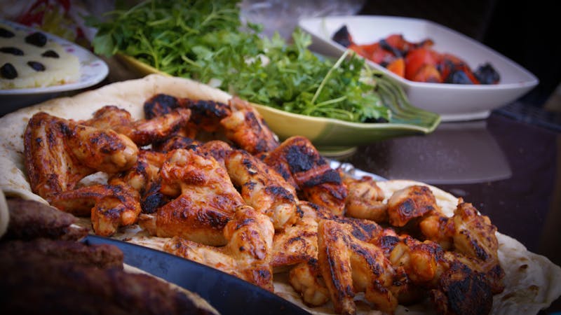 Frango assado com ervas e legumes no prato