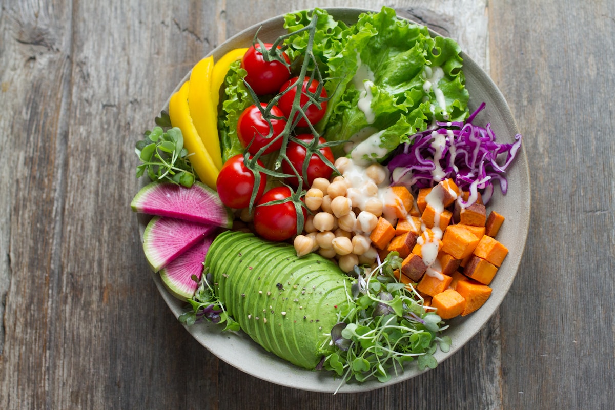 Salada verde com folhas, cenoura e maçã